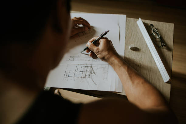 artchitect freelancer hombre dibujando y diseñando casa - hand drawing fotografías e imágenes de stock
