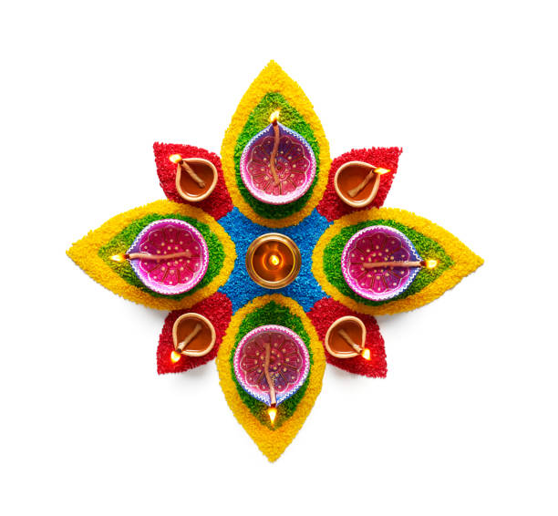 diwali heureux, lampe à huile sur le rangoli coloré au-dessus du fond blanc - diya photos et images de collection