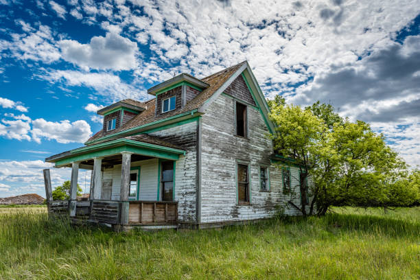 istock Abandoned prairie farmhouse 1254525252
