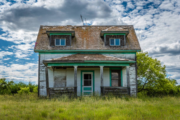 istock Abandoned prairie farmhouse 1254525271