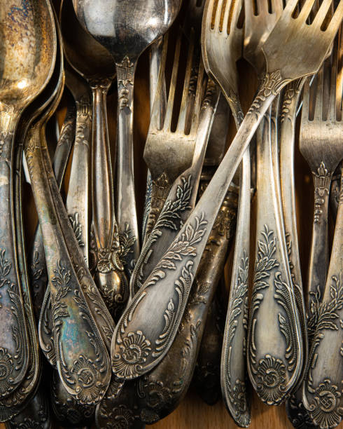 cuillères et fourchettes de couverts en argent vintage. - tablespoon old scratched spoon photos et images de collection