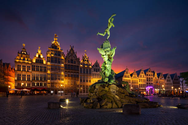 famosa fontana con statua di brabo in piazza grote markt ad anversa, belgio. - brabo foto e immagini stock