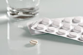 stillleben-mit-antibiotika-pille-vor-blisterpackungen.jpg?b=1&s=170x170&k=20&c=965SG3QQx-PDf5HC-coe1IRiT9ey_ycO3cAWOUHeiE0=