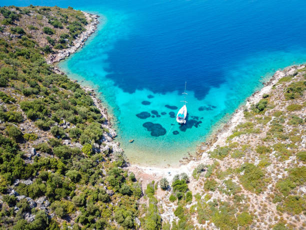 maravillosa bahía de agua turquesa. - sea water single object sailboat fotografías e imágenes de stock