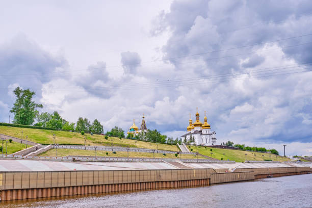 vista dal fiume tura all'argine e al monastero degli uomini della santissima trinità della chiesa ortodossa russa. tyumen - siberia russia russian orthodox orthodox church foto e immagini stock