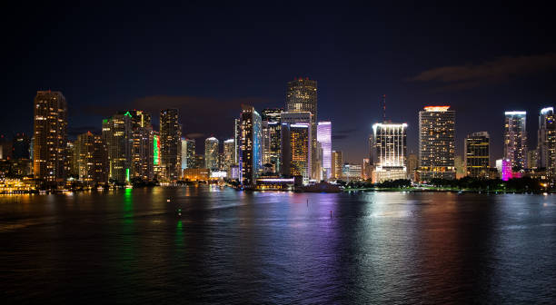 horizon de gratte-ciel de miami la nuit, vue aérienne - ocean drive south beach night miami beach photos et images de collection