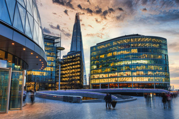 istock Sunset forms Silhouette of Thames sidewalk 1254549281