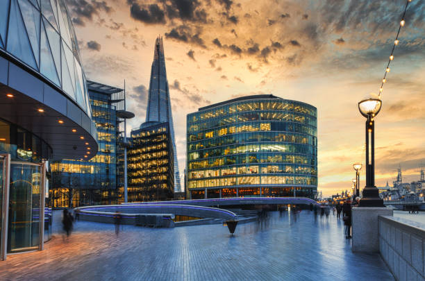 istock Sunset forms Silhouette of Thames sidewalk 1254549314