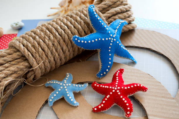 istock DIY instruction. Step by step tutorial. Making Summer decor - wreath of rope with sea stars made of felt. Craft tools and supplies 1254549753