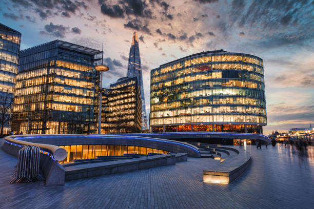 istock Sunset forms Silhouette of Thames sidewalk 1254556942
