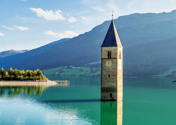 イタリア北部チロルのレッシェン湖の水中教会 - great flood ストックフォトと画像