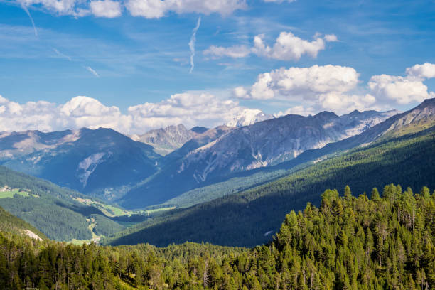 ofenpass fuorn em tschierv no vale val mustair de cantão grisons, suíça - graubunden canton fotos - fotografias e filmes do acervo