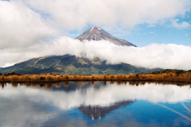 reflet du mont taranaki egmont dans un lac naturel - north island new zealand photos et images de collection