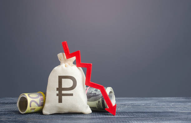 Russian ruble money bag and red arrow down. Capital flight, high risks. Costs expenses. Crisis, loss savings. Economic difficulties. Stagnation, recession, declining business activity, falling wealth. bolsa de dinero de rublo ruso y flecha roja hacia abajo. fuga de capitales, altos riesgos. gastos de costos. crisis, ahorro de pérdidas. dificultades económicas. estancamiento, recesión, disminución de la actividad empresarial, caída de la riqueza.