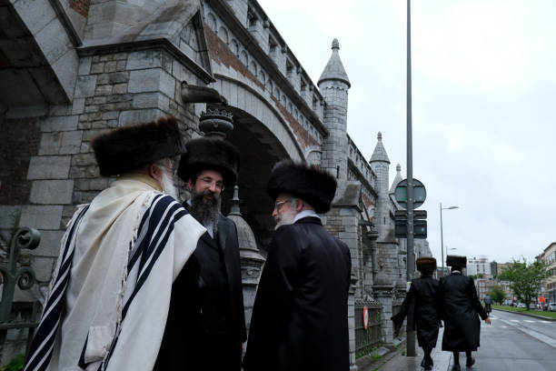 ultra-orthodox jewish community in antwerp, belgium - yiddish imagens e fotografias de stock