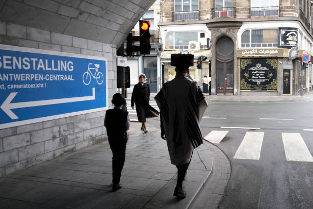 ultra-orthodox jewish community in antwerp, belgium - yiddish imagens e fotografias de stock