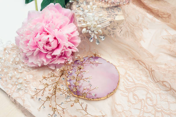 bijoux de cheveux de mariée faits de cristaux et de strass, fleur pivoine rose et dentelle, fond romantique délicat de mariage - champagne wedding pink petal photos et images de collection
