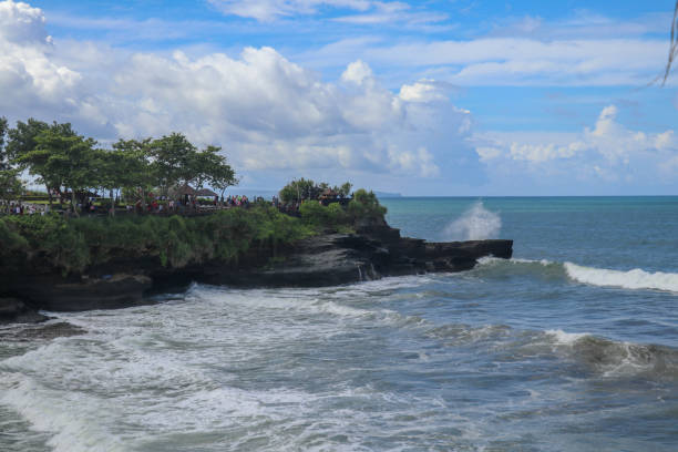 丘の頂上にあるタナロット寺院の近くに観光名所があるバトゥボロングビーチ。インドネシア・バリ島のプラ・バトゥ・ボロンに隣接する小さな湾と砂浜。自然な背景。 - tanah lot close up bali indonesia ストックフォトと画像