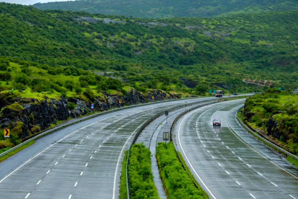 モンスーンシーズン中の高速道路 - monsoon ストックフォトと画像