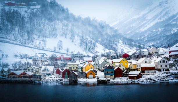 fiordos noruegos en invierno - lofoten and vesteral islands beach nature norway fotografías e imágenes de stock