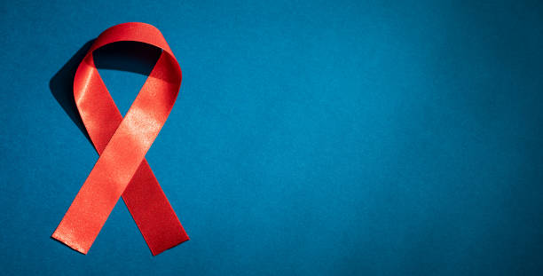 에이즈와 hiv 질환의 붉은 리본 기호. - aids awareness ribbon 뉴스 사진 이미지