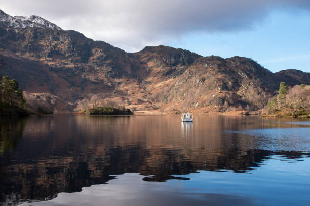 boot in loch katrine, trossachs park - highlands region loch reflection mountain stock-fotos und bilder