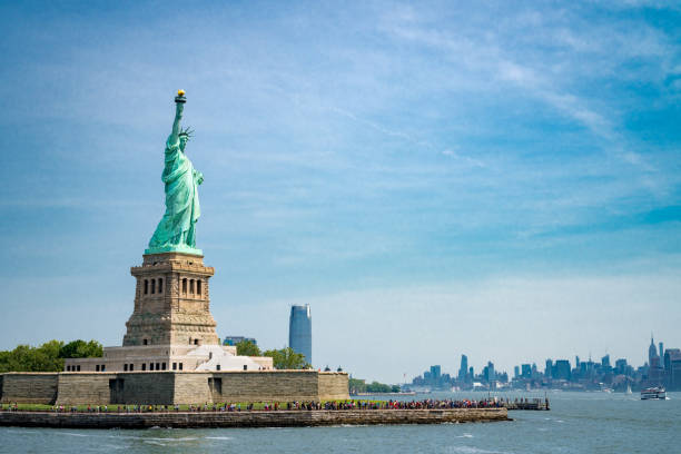 statua wolności i wyspa wolności w dzień - crown liberty statue zdjęcia i obrazy z banku zdjęć