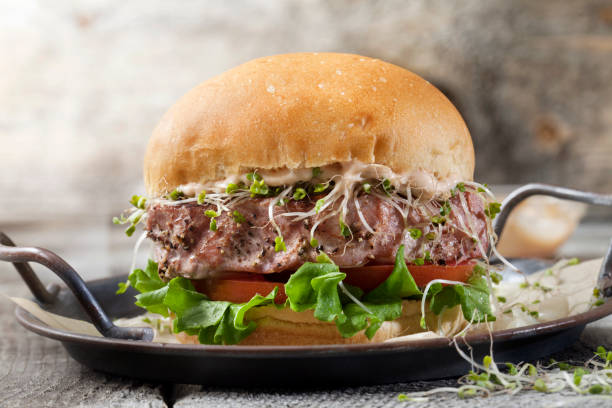 hamburger di bistecca di tonno ahi alla griglia - tuna steak grilled tuna food foto e immagini stock
