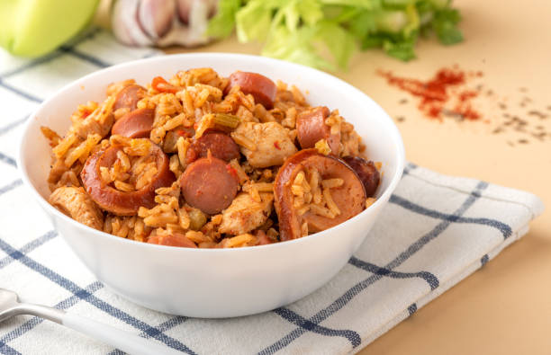 닭고기, 소시지, 채소를 곁들인 잠발라야 - jambalaya 뉴스 사진 이미지