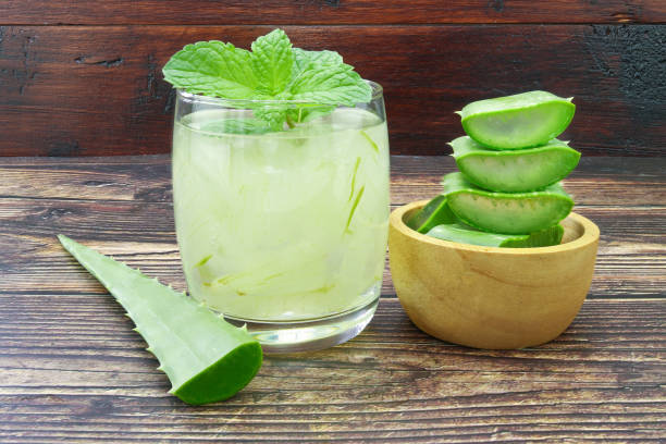 aloe vera para beber en la mesa de madera - áloe fotografías e imágenes de stock