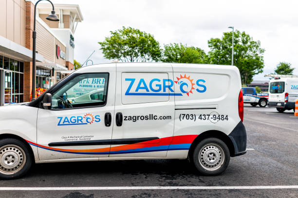 Virginia Fairfax County strip mall plaza centre with sign on car van for Zagros Heating & Air Conditioning Herndon, USA - June 11, 2020: Virginia Fairfax County strip mall plaza centre with sign on car van for Zagros Heating & Air Conditioning herndon virginia stock pictures, royalty-free photos & images