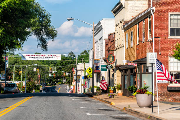 historische innenstadt stadt in virginia landschaft mit backstein-gebäude amerikanische flagge auf der straße - town rural scene road new england stock-fotos und bilder