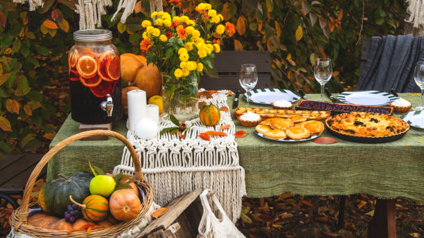 table de brunch d’automne dans l’arrière-cour avec la citrouille et le décor jaune. - color image thanksgiving photography harvest festival photos et images de collection