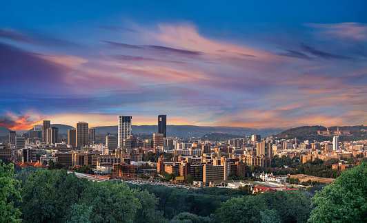 Ciudad de Pretoria durante el crepúsculo con nubes de colores photo