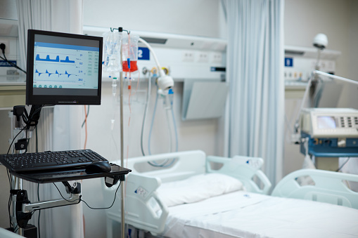 Sala COVID del hospital con monitor de ventilación médica photo