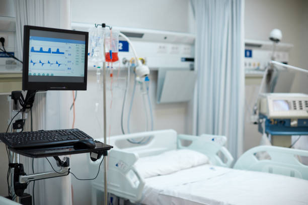 sala covid del hospital con monitor de ventilación médica - sección hospitalaria fotografías e imágenes de stock