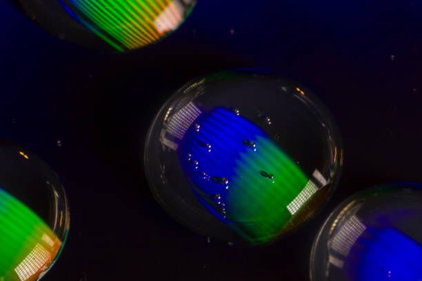 gotas de agua en un cd - water bubbles audio fotografías e imágenes de stock