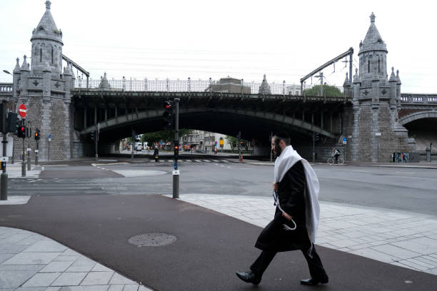 ultra-orthodox jewish community in antwerp, belgium - yiddish imagens e fotografias de stock