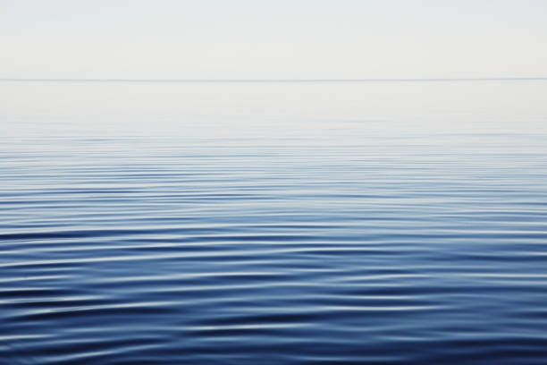 l’eau et le ciel. horizon invisible du lac contre les nuages - baie eau photos et images de collection