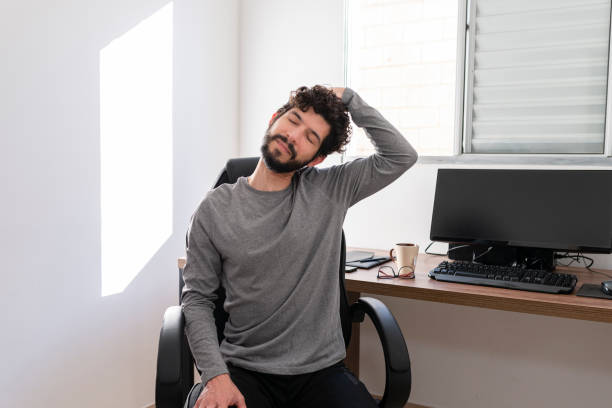 splendido ispanico che si allunga durante il lavoro a casa. concetto di home office - streatching foto e immagini stock