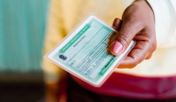 la mujer posee la licencia de votante (título eleitoral). es un documento que demuestra que la persona puede votar en las elecciones de brasil. - voter registration fotografías e imágenes de stock
