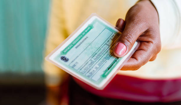 woman holds the voter license (título eleitoral). it is a document that proves that the person is able to vote in brazil elections. - usa election imagens e fotografias de stock