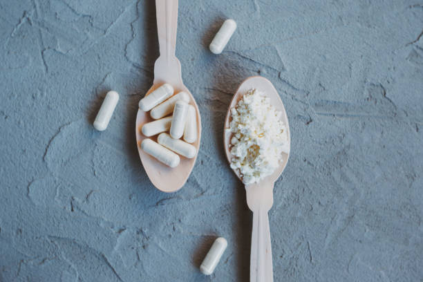 коллаген или молозив в капсулах и порошке - anti aging pill capsule vitamin pill стоковые фото и изображения