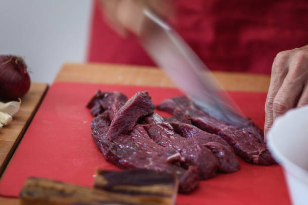 carne de caza en rodajas, primer plano - carne de caza fotografías e imágenes de stock