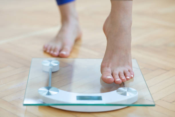 Female feet weighing scale Female feet weighing scale eating disorder stock pictures, royalty-free photos & images