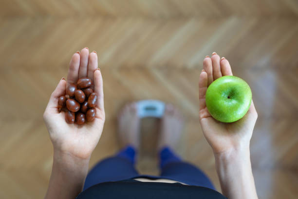 między owocami lub słodkimi - weight scale apple comparison balance zdjęcia i obrazy z banku zdjęć