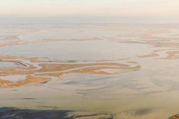 美しい写真は、スカイ飛行機からヴェネツィアラグーンの鳥瞰図 - venice italy ストックフォトと画像