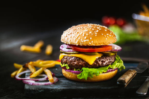 köstliche hausgemachte hamburger und pommes frites - burger stock-fotos und bilder