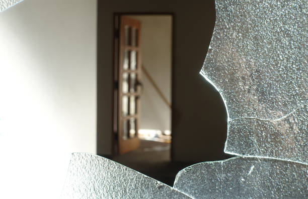 сломанная дверь сломанный стеклянный край - shattered glass broken window damaged стоковые фото и изображения