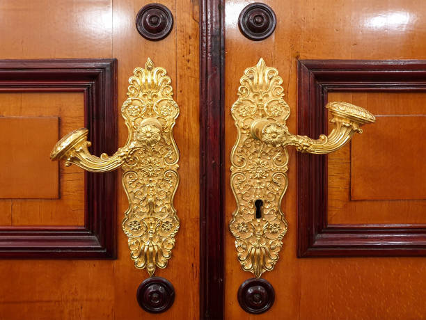 velhas maçanetas de porta banhadas a ouro na porta - gold plated - fotografias e filmes do acervo